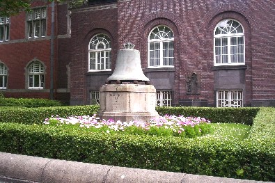 Glocke vor dem Rathaus