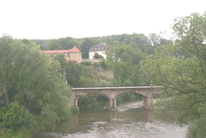 Blick von der Brücke auf das Architektenhaus