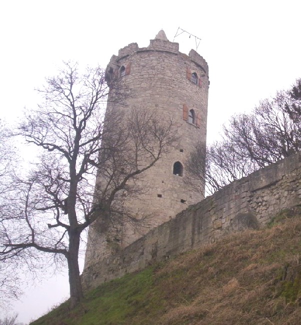 Turm und Mauer von Burg Saaleck