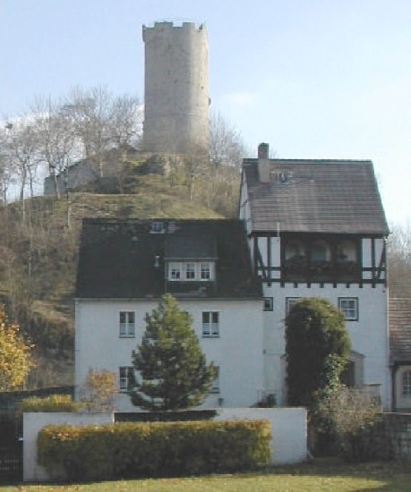 Westansicht Torhaus mit Burg Saaleck