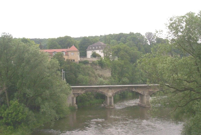Blick von der Brücke auf das Architektenhaus und das Haupthaus