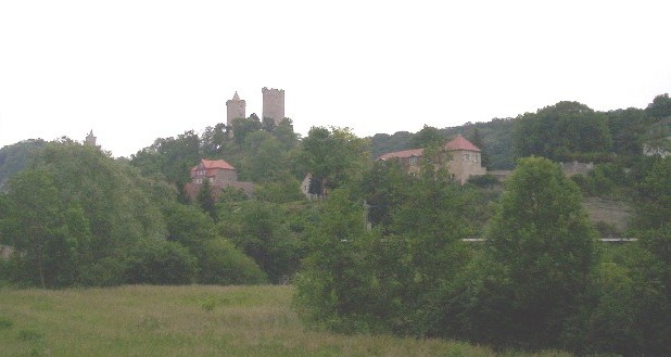 Blick aus dem Saaletal auf das Architektenhaus und die Saalecker Burg